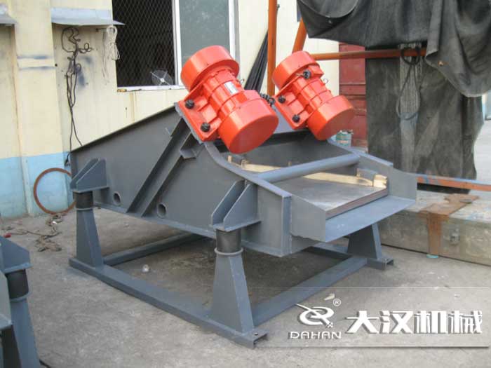 礦用振動(dòng)篩采用優(yōu)質(zhì)的錳鋼材質(zhì)，主要特點(diǎn)就耐磨性強(qiáng)，對(duì)于礦用振動(dòng)篩來(lái)說(shuō)其，耐磨性是非常重要的。